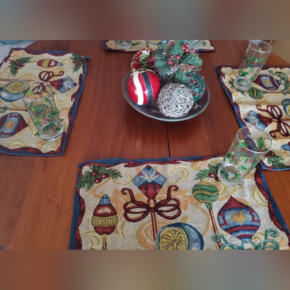 Vintage Christmas Drinking Glasses Hand Painted with Green and Red Holly - Picture 5 of 7